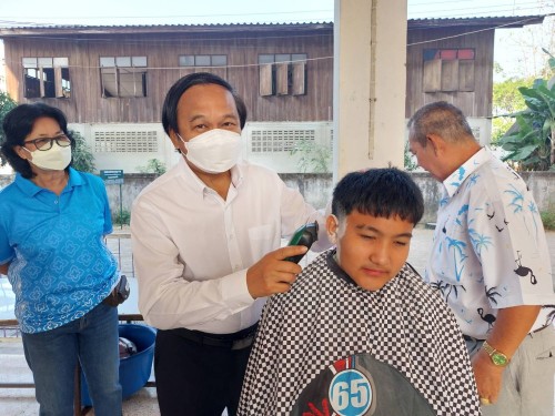 ทน.แม่สอด ร่วมกิจกรรมตัดผมให้นักเรียน โรงเรียนเทศบาลวัดบุญญาวาส      เพื่อรวมพลังทำความดี ถวายเป็นกำลังใจ แด่สมเด็จพระกนิษฐาธิราชเจ้า  กรมสมเด็จพระเทพรัตนราชสุดา สยามบรมราชกุมารี
