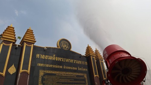 เทศบาลนครแม่สอด ร่วมกับศูนย์ป้องกันและบรรเทาสาธารณภัย เขต 8 กำแพงเพชร ปฏิบัติการฉีดพ่นละอองน้ำ เพื่อลดปริมาณ ฝุ่นละออง.PM..2.5 ในอากาศ
