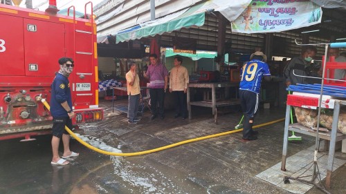 เทศบาลนครแม่สอด ลงพื้นที่ดำเนินการฉีดล้างทำความสะอาดตลาด ในพื้นที่เขตเทศบาลนครแม่สอด