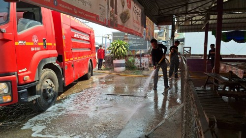 เทศบาลนครแม่สอด ลงพื้นที่ดำเนินการฉีดล้างทำความสะอาดตลาด ในพื้นที่เขตเทศบาลนครแม่สอด