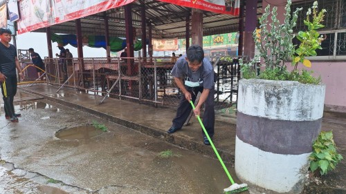 เทศบาลนครแม่สอด ลงพื้นที่ดำเนินการฉีดล้างทำความสะอาดตลาด ในพื้นที่เขตเทศบาลนครแม่สอด