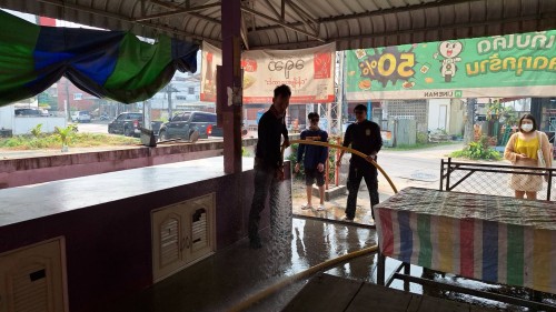 เทศบาลนครแม่สอด ลงพื้นที่ดำเนินการฉีดล้างทำความสะอาดตลาด ในพื้นที่เขตเทศบาลนครแม่สอด