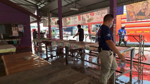 เทศบาลนครแม่สอด ลงพื้นที่ดำเนินการฉีดล้างทำความสะอาดตลาด ในพื้นที่เขตเทศบาลนครแม่สอด