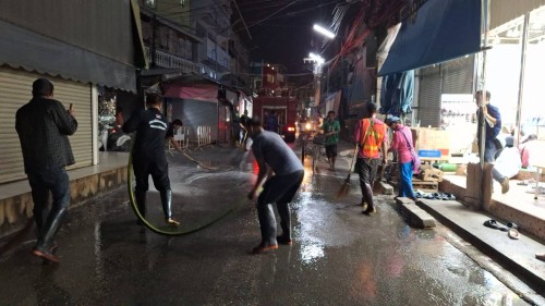 เทศบาลนครแม่สอด ลงพื้นที่ดำเนินการฉีดล้างทำความสะอาดตลาด ในพื้นที่เขตเทศบาลนครแม่สอด