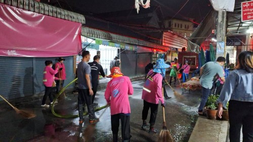 เทศบาลนครแม่สอด ลงพื้นที่ดำเนินการฉีดล้างทำความสะอาดตลาด ในพื้นที่เขตเทศบาลนครแม่สอด