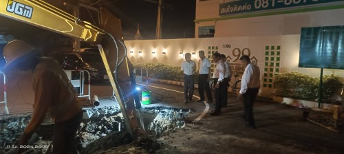 ทน.แม่สอด ลงพื้นที่ติดตามความคืบหน้าโครงการก่อสร้าง ระบบจำหน่ายไฟฟ้าเป็นเคเบิลใต้ดิน บริเวณถนนประสาทวิถี