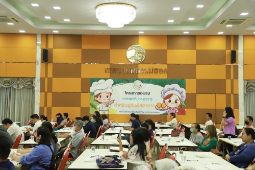 ทน.แม่สอด ร่วมพิธีเปิดโครงการอบรมการสุขาภิบาลอาหาร สำหรับผู้สัมผัสอาหาร 