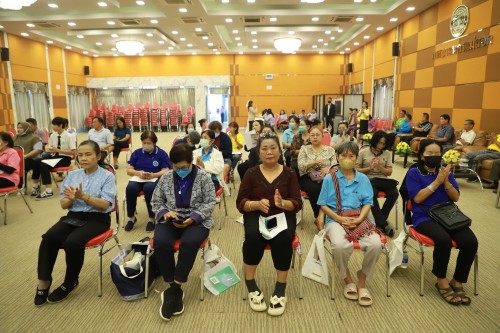 เทศบาลนครแม่สอด จัดโครงการอบรมการนวดกดจุดสะท้อนเท้าลดการสูบบุหรี่ในชุมชน