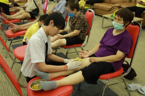 ทน.แม่สอด จัดโครงการดูแลสุขภาพผู้สูงอายุที่มีภาวะปวดเข่า ด้วยการนวดแพทย์แผนไทย ในเขตเทศบาลนครแม่สอด ปี 2567 ครั้งที่ 3