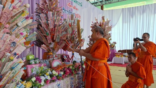 ทน.แม่สอด ร่วมทำบุญทอดผ้าป่า เพื่อสมทบกองทุนการศึกษา