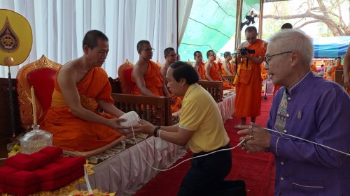 ทน.แม่สอด ร่วมทำบุญทอดผ้าป่า เพื่อสมทบกองทุนการศึกษา