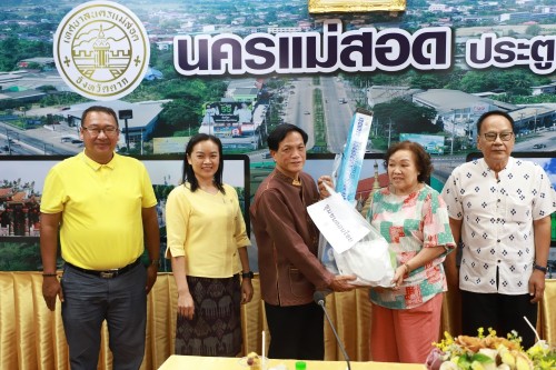 เทศบาลนครแม่สอด จัดประชุมโครงการอาหารพื้นเมืองท้องถิ่นเทศบาลนครแม่สอด ประจำปี 2567 เมื่อวันพฤหัสบดี ที่ 21 มีนาคม 2567 เวลา 13.00 น. ณ ห้องประชุมโกเมน (ชั้น 3) เทศบาลนครแม่สอด อำเภอแม่สอด จังหวัดตาก ว่าที่ร้อยตรี ประเสริฐ ปวงละคร นายกเทศมนตรีนครแม่สอด มอบ