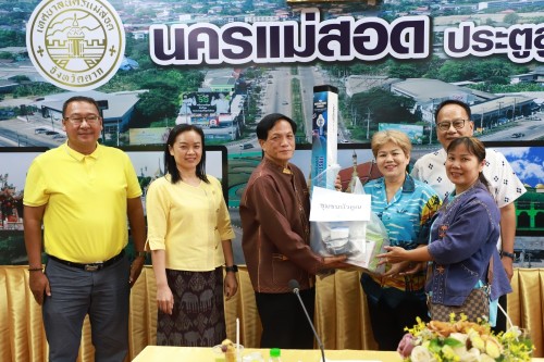 เทศบาลนครแม่สอด จัดประชุมโครงการอาหารพื้นเมืองท้องถิ่นเทศบาลนครแม่สอด ประจำปี 2567 เมื่อวันพฤหัสบดี ที่ 21 มีนาคม 2567 เวลา 13.00 น. ณ ห้องประชุมโกเมน (ชั้น 3) เทศบาลนครแม่สอด อำเภอแม่สอด จังหวัดตาก ว่าที่ร้อยตรี ประเสริฐ ปวงละคร นายกเทศมนตรีนครแม่สอด มอบ