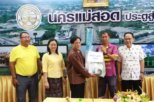 เทศบาลนครแม่สอด จัดประชุมโครงการอาหารพื้นเมืองท้องถิ่นเทศบาลนครแม่สอด ประจำปี 2567 เมื่อวันพฤหัสบดี ที่ 21 มีนาคม 2567 เวลา 13.00 น. ณ ห้องประชุมโกเมน (ชั้น 3) เทศบาลนครแม่สอด อำเภอแม่สอด จังหวัดตาก ว่าที่ร้อยตรี ประเสริฐ ปวงละคร นายกเทศมนตรีนครแม่สอด มอบ