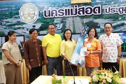 เทศบาลนครแม่สอด จัดประชุมโครงการอาหารพื้นเมืองท้องถิ่นเทศบาลนครแม่สอด ประจำปี 2567 เมื่อวันพฤหัสบดี ที่ 21 มีนาคม 2567 เวลา 13.00 น. ณ ห้องประชุมโกเมน (ชั้น 3) เทศบาลนครแม่สอด อำเภอแม่สอด จังหวัดตาก ว่าที่ร้อยตรี ประเสริฐ ปวงละคร นายกเทศมนตรีนครแม่สอด มอบ
