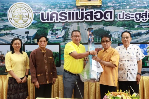 เทศบาลนครแม่สอด จัดประชุมโครงการอาหารพื้นเมืองท้องถิ่นเทศบาลนครแม่สอด ประจำปี 2567 เมื่อวันพฤหัสบดี ที่ 21 มีนาคม 2567 เวลา 13.00 น. ณ ห้องประชุมโกเมน (ชั้น 3) เทศบาลนครแม่สอด อำเภอแม่สอด จังหวัดตาก ว่าที่ร้อยตรี ประเสริฐ ปวงละคร นายกเทศมนตรีนครแม่สอด มอบ