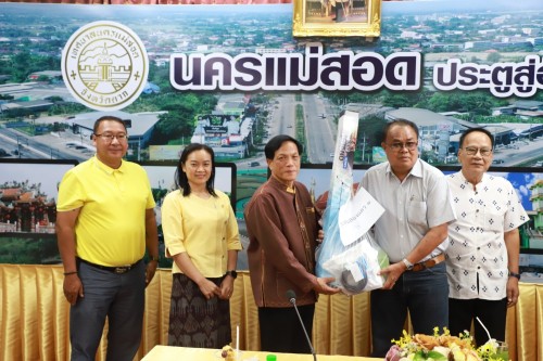 เทศบาลนครแม่สอด จัดประชุมโครงการอาหารพื้นเมืองท้องถิ่นเทศบาลนครแม่สอด ประจำปี 2567 เมื่อวันพฤหัสบดี ที่ 21 มีนาคม 2567 เวลา 13.00 น. ณ ห้องประชุมโกเมน (ชั้น 3) เทศบาลนครแม่สอด อำเภอแม่สอด จังหวัดตาก ว่าที่ร้อยตรี ประเสริฐ ปวงละคร นายกเทศมนตรีนครแม่สอด มอบ