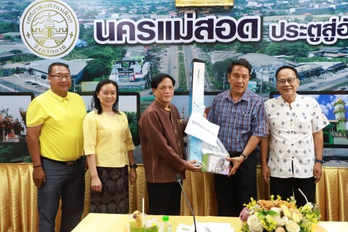 เทศบาลนครแม่สอด จัดประชุมโครงการอาหารพื้นเมืองท้องถิ่นเทศบาลนครแม่สอด ประจำปี 2567 เมื่อวันพฤหัสบดี ที่ 21 มีนาคม 2567 เวลา 13.00 น. ณ ห้องประชุมโกเมน (ชั้น 3) เทศบาลนครแม่สอด อำเภอแม่สอด จังหวัดตาก ว่าที่ร้อยตรี ประเสริฐ ปวงละคร นายกเทศมนตรีนครแม่สอด มอบ