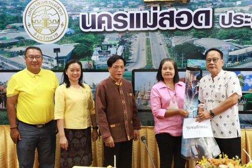 เทศบาลนครแม่สอด จัดประชุมโครงการอาหารพื้นเมืองท้องถิ่นเทศบาลนครแม่สอด ประจำปี 2567 เมื่อวันพฤหัสบดี ที่ 21 มีนาคม 2567 เวลา 13.00 น. ณ ห้องประชุมโกเมน (ชั้น 3) เทศบาลนครแม่สอด อำเภอแม่สอด จังหวัดตาก ว่าที่ร้อยตรี ประเสริฐ ปวงละคร นายกเทศมนตรีนครแม่สอด มอบ