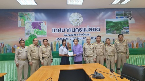 ทน.แม่สอด มอบใบประกาศเกียรติบัตร ผู้ผ่านการฝึกประสบการณ์ ด้านการแพทย์และสาธารณสุข คลินิกชุมชนอบอุ่นเทศบาลนครแม่สอด