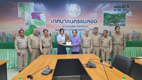 ทน.แม่สอด มอบใบประกาศเกียรติบัตร ผู้ผ่านการฝึกประสบการณ์ ด้านการแพทย์และสาธารณสุข คลินิกชุมชนอบอุ่นเทศบาลนครแม่สอด