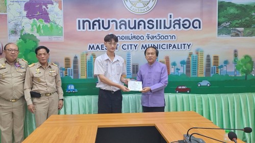 ทน.แม่สอด มอบใบประกาศเกียรติบัตร ผู้ผ่านการฝึกประสบการณ์ ด้านการแพทย์และสาธารณสุข คลินิกชุมชนอบอุ่นเทศบาลนครแม่สอด