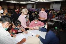 เทศบาลนครแม่สอด จัดประชุมประชาคมรับฟังความคิดเห็นของประชาชนในเขตเทศบาลนครแม่สอด และแจกเบี้ยยังชีพผู้สูงอายุและผู้พิการ ประจำเดือนมีนาคม 2563 