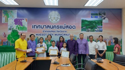 เทศบาลนครแม่สอด ร่วมแสดงความยินดีกับนักเรียนที่ทำคะแนน RT และ O-NET ได้ 100 คะแนน