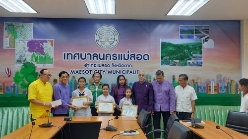 เทศบาลนครแม่สอด ร่วมแสดงความยินดีกับนักเรียนที่ทำคะแนน RT และ O-NET ได้ 100 คะแนน