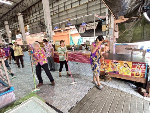 เทศบาลนครแม่สอด ลงพื้นที่ดำเนินการฉีดล้างทำความสะอาดตลาดสดบ้านเหนือ และตลาดสดชุมชนประชารักษ์	