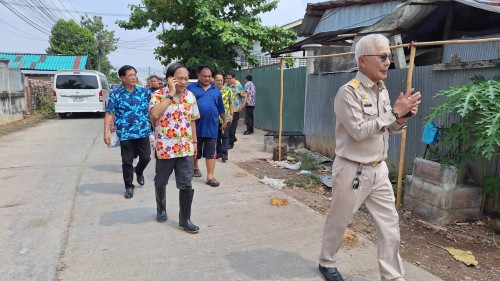 ทน.แม่สอด ลงพื้นที่เยี่ยมบ้านและมอบสิ่งของอุปโภคบริโภคให้ผู้ประสบภัยจากพายุฤดูร้อน