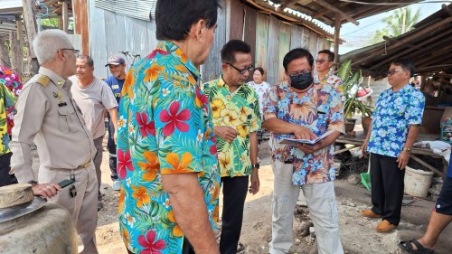ทน.แม่สอด ลงพื้นที่เยี่ยมบ้านและมอบสิ่งของอุปโภคบริโภคให้ผู้ประสบภัยจากพายุฤดูร้อน