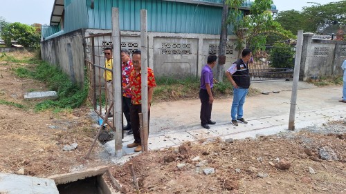 ทน.แม่สอด ลงพื้นที่ติดตามความเรียบร้อยและความคืบหน้า โครงการก่อสร้างรางระบายน้ำ และโครงการถมดินทำถนน ชุมชนประชารักษ์