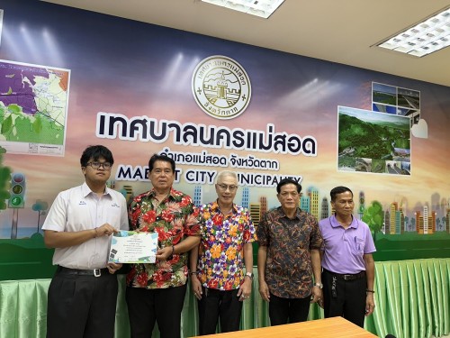 ทน.แม่สอด มอบใบประกาศเกียรติบัตร ผู้ผ่านการฝึกประสบการณ์ ด้านการแพทย์และสาธารณสุข คลินิกชุมชนอบอุ่นเทศบาลนครแม่สอด