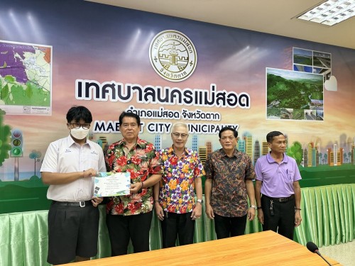 ทน.แม่สอด มอบใบประกาศเกียรติบัตร ผู้ผ่านการฝึกประสบการณ์ ด้านการแพทย์และสาธารณสุข คลินิกชุมชนอบอุ่นเทศบาลนครแม่สอด