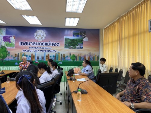 ทน.แม่สอด มอบใบประกาศเกียรติบัตร ผู้ผ่านการฝึกประสบการณ์ ด้านการแพทย์และสาธารณสุข คลินิกชุมชนอบอุ่นเทศบาลนครแม่สอด