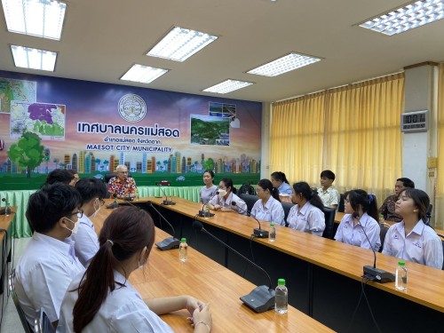ทน.แม่สอด มอบใบประกาศเกียรติบัตร ผู้ผ่านการฝึกประสบการณ์ ด้านการแพทย์และสาธารณสุข คลินิกชุมชนอบอุ่นเทศบาลนครแม่สอด