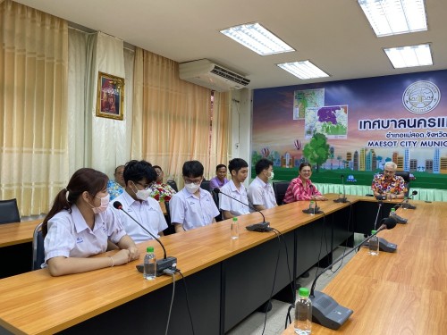 ทน.แม่สอด มอบใบประกาศเกียรติบัตร ผู้ผ่านการฝึกประสบการณ์ ด้านการแพทย์และสาธารณสุข คลินิกชุมชนอบอุ่นเทศบาลนครแม่สอด