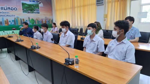 ทน.แม่สอด มอบใบประกาศเกียรติบัตรให้แก่นักเรียน โรงเรียนเทศบาลเฉลิมพระเกียรติฯ ผู้ผ่านการฝึกประสบการณ์ ด้านการแพทย์