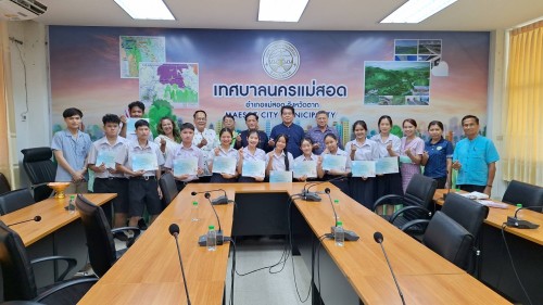 ทน.แม่สอด มอบใบประกาศเกียรติบัตรให้แก่นักเรียน โรงเรียนเทศบาลเฉลิมพระเกียรติฯ ผู้ผ่านการฝึกประสบการณ์ ด้านการแพทย์