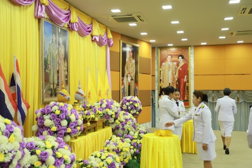เทศบาลนครแม่สอด จัดพิธีรับพระราชทานพระบรมฉายาลักษณ์ พระบาทสมเด็จพระเจ้าอยู่หัว ที่ฉายกับสมเด็จพระนางเจ้าฯ พระบรมราชินี