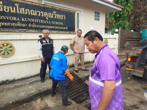 ทน.แม่สอด ลงพื้นที่ดำเนินการดูดโคลนและขุดลอกท่อระบายน้ำ ในเขตพื้นที่เทศบาลนครแม่สอด