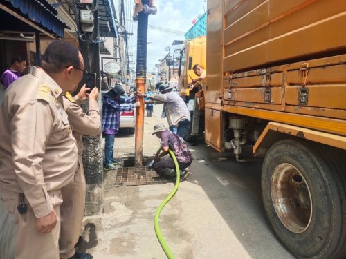 ทน.แม่สอด ลงพื้นที่ดำเนินการดูดโคลนและขุดลอกท่อระบายน้ำ ในเขตพื้นที่เทศบาลนครแม่สอด