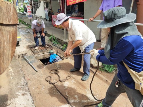ทน.แม่สอด ลงพื้นที่ดำเนินการดูดโคลนและขุดลอกท่อระบายน้ำในเขตพื้นที่เทศบาลนครแม่สอด