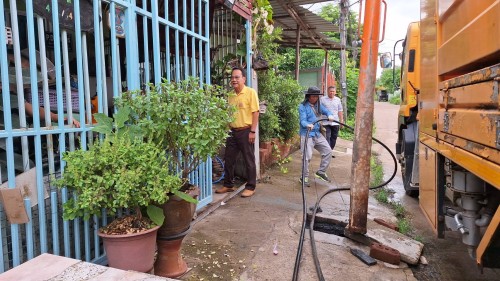เทศบาลนครแม่สอด ลงพื้นที่ดำเนินการดูดโคลนและขุดลอกท่อระบายน้ำในเขตพื้นที่เทศบาลนครแม่สอด
