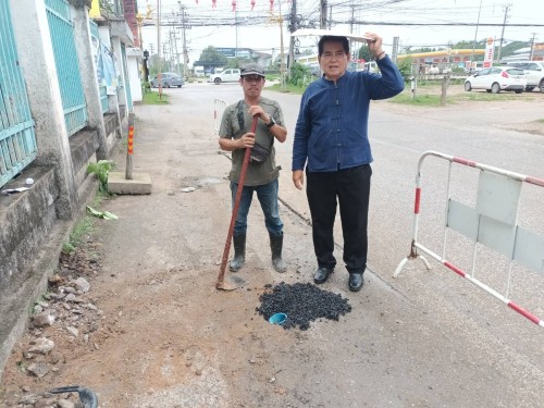 เทศบาลนครแม่สอด ลงพื้นที่ดำเนินการดูดโคลนและขุดลอกท่อระบายน้ำในเขตพื้นที่เทศบาลนครแม่สอด