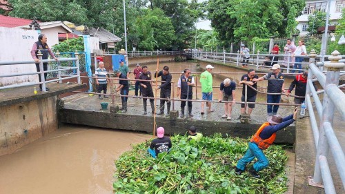 เทศบาลนครแม่สอด ลงพื้นที่สำรวจแก้ไขปัญหาน้ำท่วมขังในเขตเทศบาลนครแม่สอด