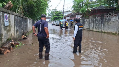 ทน.แม่สอด ลงพื้นที่เร่งแก้ไขและติดตามสถานการณ์น้ำในเขตเทศบาลนครแม่สอด