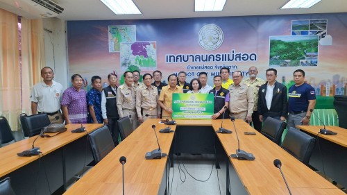 เทศบาลนครแม่สอด มอบเงินช่วยเหลือ นางสาวณิชกมล ธูปบูชา ผู้ประสบภัยกรณีเหตุเพลิงไหม้บ้าน