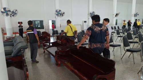 ทน.แม่สอด ลงพื้นที่ติดตามความเรียบร้อยการปรับภูมิทัศน์และการปรับปรุงภายในอาคารสุสานหลวง